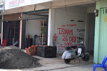 Construyendo nuevas casas, Banda Ache, Sumatra, Indonesia