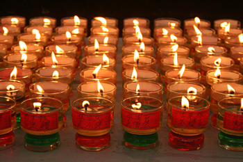 Velas para orar, Medam, Sumatra, Indonesia