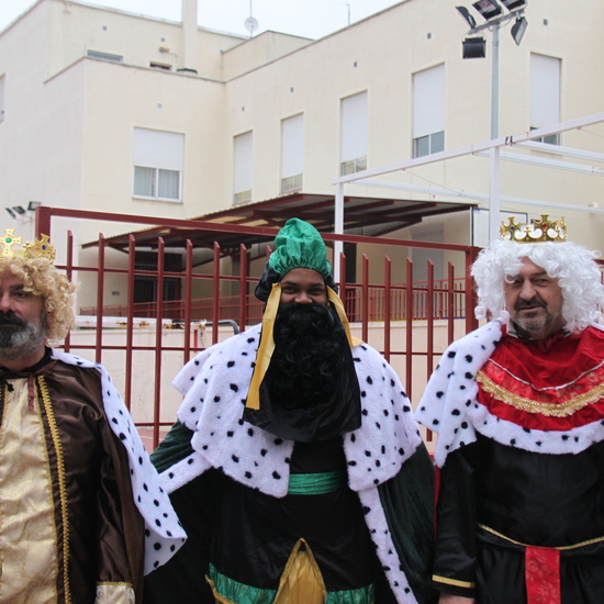 Visita de sus Majestades los Reyes Magos al colegio Luis Bello en moto 2018 6