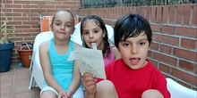 Hugo shows his paper house with his sister, Ángela, and his friend Naia.