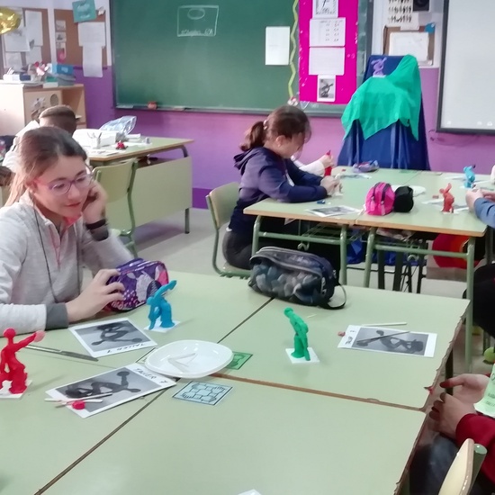 Talleres de chapas con iconos olímpicos, viseras y papiroflexia. 16