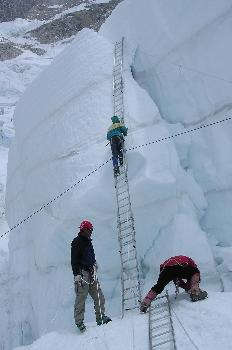 El ´doctor´subiendo la escalera para añadir el último tramo