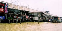 Casas construídas sobre el río, Bangkok, Tailandia