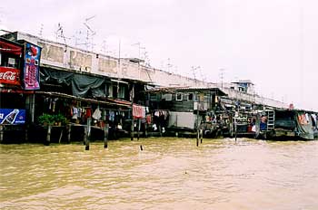 Casas construídas sobre el río, Bangkok, Tailandia