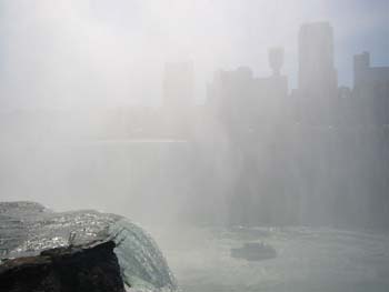 Primer plano de cataratas y ciudad al fondo