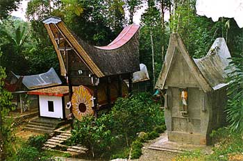 Curiosa tumba-panteón construida con forma de casa-barco, Sulawe