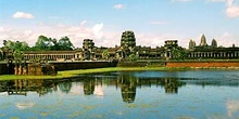 Skyline de Angkor reflejado en el lago, Camboya