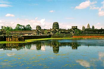 Skyline de Angkor reflejado en el lago, Camboya