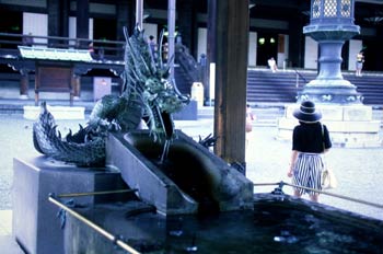 Fuente con caño en forma de dragón