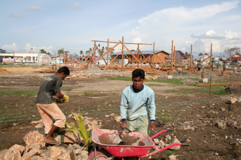 Construyendo nuevas casas, Banda Ache, Sumatra, Indonesia