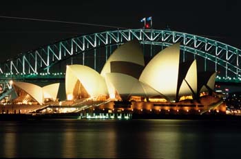 Vista nocturna del teatro de la ópera de Sydney, Australia