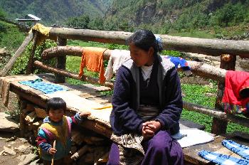 Señora sherpa con su bebé