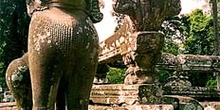 Dragón y mujer hidra, Aangkor, Camboya