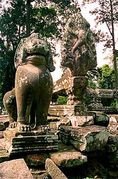 Dragón y mujer hidra, Aangkor, Camboya