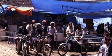Grupo de hombres con moto, Yemen