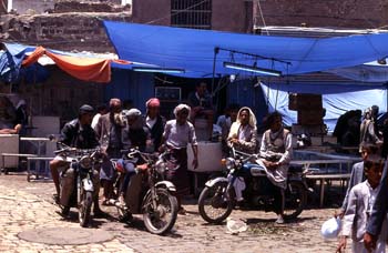 Grupo de hombres con moto, Yemen