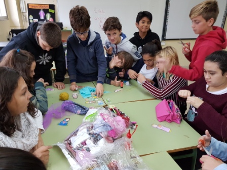 Decorando pasillos del pabellón 3 por Navidad 2