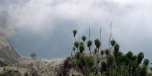 Laguna de Quilotoa cubierta por la niebla, Ecuador