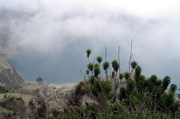 Laguna de Quilotoa cubierta por la niebla, Ecuador