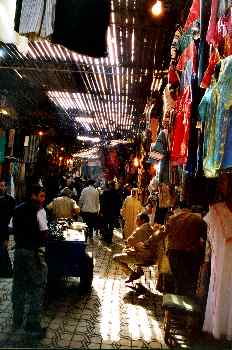 Callejuela cubierta en un zoco, Marrakech, Marruecos