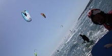 Deportistas practicando kitesurf