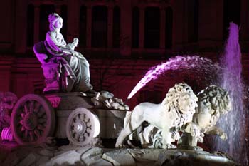 Iluminación de la fuente de Cibeles con motivo de la Boda Real