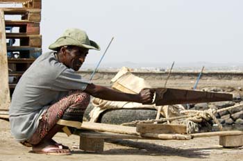 Hombre con sierra, Rep. de Djibouti, áfrica