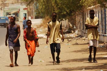 Chicos caminando, Rep. de Djibouti, áfrica