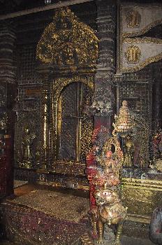 Interior de un templo hinduista, Katmandú, Nepal