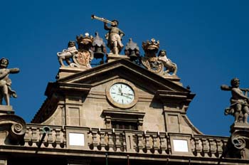 Detalle de la fachada del Ayuntamiento de Pamplona, Navarra