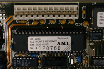 Detalle de conectores de alimentación en placa base AT