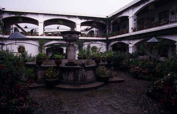 Patio colonial en Chichicastenango, Guatemala