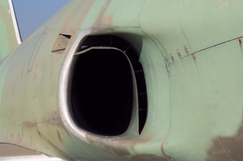 Tobera de admisión lateral de motor de reacción