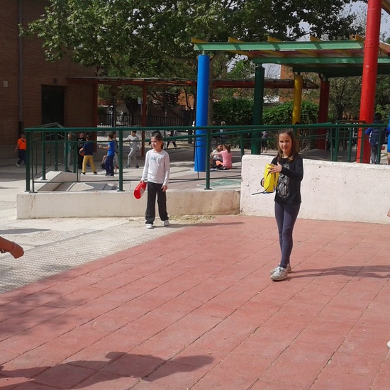  fabricamos pelotas voladoras y receptóbolos.Jugamos en el patio 6