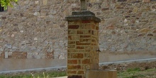 Fuente con cruz en Robledillo de la Jara