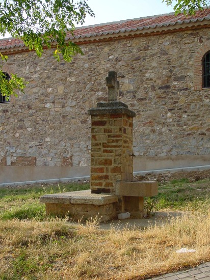 Fuente con cruz en Robledillo de la Jara