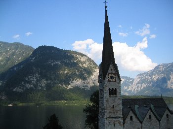 Lago de Hallstat con la torre de la iglesia