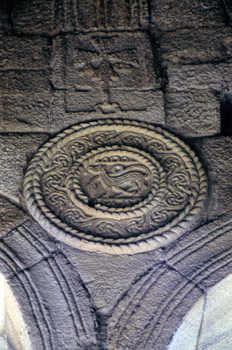 Clípeo en la Sala de la planta noble de Santa María de Naranco,