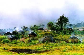 Amanecer en poblado, Irian Jaya, Indonesia