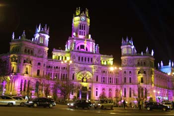 Iluminación del Palacio de Comunicaciones con motivo de la Boda