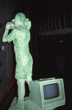 Estatua que representa a un reportero gráfico