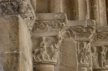 Capitel con escena de Salida de Jesús con María y José, Huesca