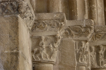 Capitel con escena de Salida de Jesús con María y José, Huesca