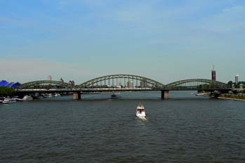 Vista del rio Rhin a su paso por Colonia, Alemania