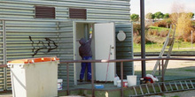 Trabajador pintando una caseta