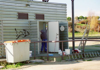 Trabajador pintando una caseta