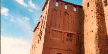 Casa de adobe con torre en Sakoura, Marruecos