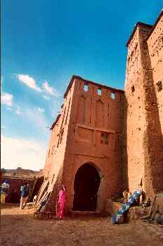 Casa de adobe con torre en Sakoura, Marruecos