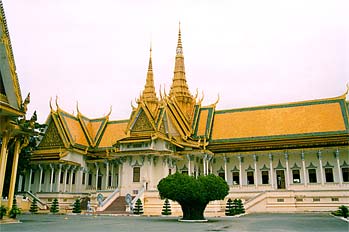 Detalle de fachadas en zona real, Phnom Penh, Camboya