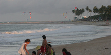 Niños en la playa de Maracaípe, Pernambuco, Brasil